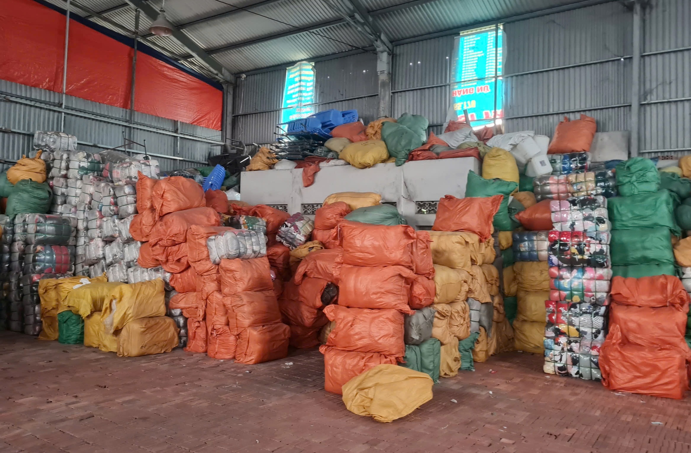 Phòng An ninh kinh tế: Phát hiện hơn 94 tấn quần áo đã qua sử dụng không rõ nguồn gốc